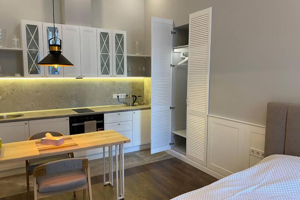 Hidden Gem With Its Own Private Entry At Lypky Apartment Kiev Luaran gambar