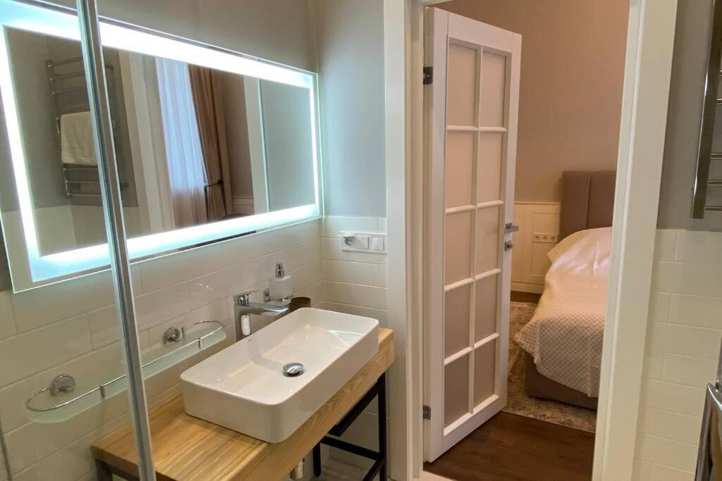 Hidden Gem With Its Own Private Entry At Lypky Apartment Kiev Luaran gambar